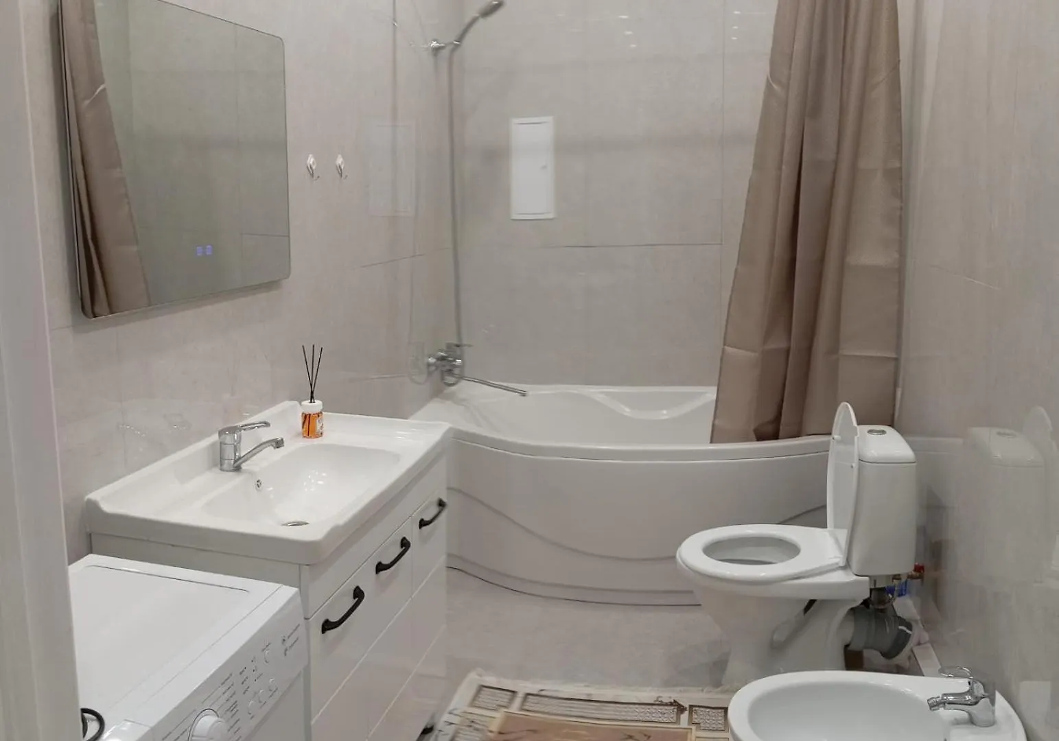 Вид На Горы И Форум Almaty Apartment